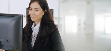 Ofiste çalışan kulaklık takan işadamları uzak müşteri ya da meslektaşlarını desteklemek için çalışıyorlar. Çağrı merkezi, tele pazarlama, müşteri destek acentesi geniş görünümde hizmet sunar .