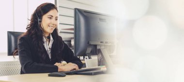 Ofiste çalışan kulaklık takan işadamları uzak müşteri ya da meslektaşlarını desteklemek için çalışıyorlar. Çağrı merkezi, tele pazarlama, müşteri destek acentesi geniş görünümde hizmet sunar .