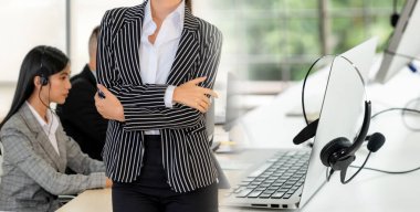 Ofiste çalışan kulaklık takan işadamları uzak müşteri ya da meslektaşlarını desteklemek için çalışıyorlar. Çağrı merkezi, tele pazarlama, müşteri destek acentesi geniş görünümde hizmet sunar .