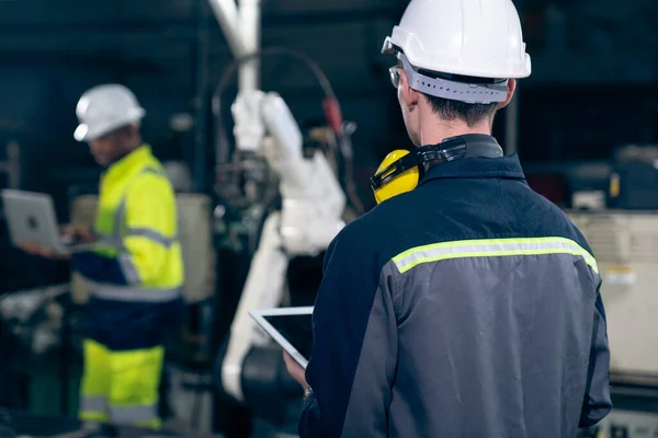 Travailleurs Usine Travaillant Avec Bras Robotisé Compétent Dans Atelier Logiciel — Photo