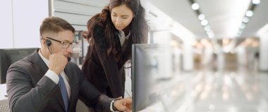 Ofiste çalışan kulaklık takan işadamları uzak müşteri ya da meslektaşlarını desteklemek için çalışıyorlar. Çağrı merkezi, tele pazarlama, müşteri destek acentesi geniş görünümde hizmet sunar .