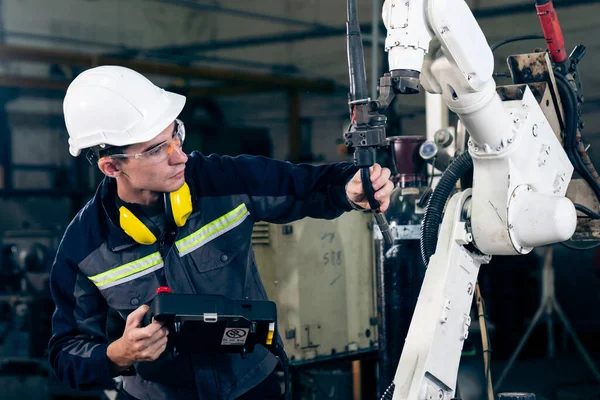 Mladý Tovární Dělník Pracující Obratnou Robotickou Rukou Dílně Programovací Software — Stock fotografie