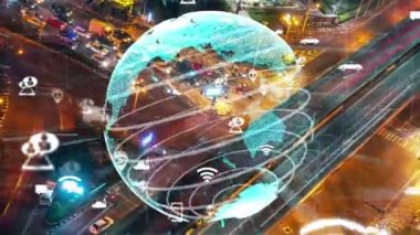 Geleceğin trafik kontrolü için akıllı ulaşım teknolojisi değiştirme konsepti. Sanal akıllı sistem sürücü için şehir caddesindeki araç verilerini bağlamak için sürüş bilgisi analizi yapıyor .