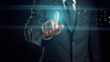 İşadamı, programlama imalı teknolojisinin hologramını gösteriyor. Sanal artırılmış gerçeklik, geleceksel HUD oluşturmak için 3 boyutlu görüntüleme ve animasyon ile oluşturulmuştur. .