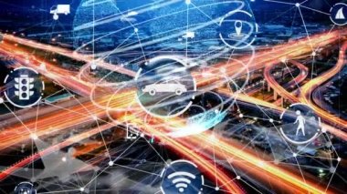 Yeni şehir yolunda gelecek araba trafiği için akıllı ulaşım teknolojisi kavramı. Sanal akıllı sistem, şehir sokaklarındaki araç verilerini birbirine bağlamak için dijital bilgi analizi yapıyor .