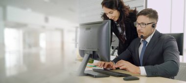 Ofiste çalışan kulaklık takan işadamları uzak müşteri ya da meslektaşlarını desteklemek için çalışıyorlar. Çağrı merkezi, tele pazarlama, müşteri destek acentesi geniş görünümde hizmet sunar .