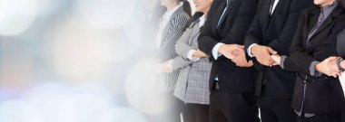 Başarılı iş adamları, işçi toplumunun güçlü ilişkilerini göstermek için bir arada duruyorlar. İş adamı ve iş kadınlarından oluşan bir ekip, ofisteki geniş görüşlü grup çalışmasını ifade ediyor.