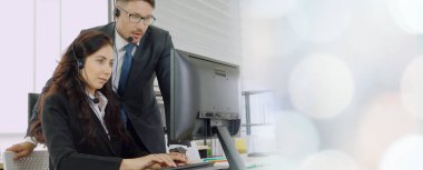 Ofiste çalışan kulaklık takan işadamları uzak müşteri ya da meslektaşlarını desteklemek için çalışıyorlar. Çağrı merkezi, tele pazarlama, müşteri destek acentesi geniş görünümde hizmet sunar .