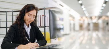 Ofiste çalışan kulaklık takan işadamları uzak müşteri ya da meslektaşlarını desteklemek için çalışıyorlar. Çağrı merkezi, tele pazarlama, müşteri destek acentesi geniş görünümde hizmet sunar .