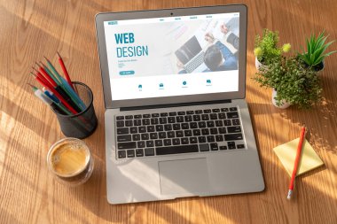 Web sitesi tasarım yazılımı çevrimiçi perakende ticaret ve e-ticaret için model şablonu sağlar