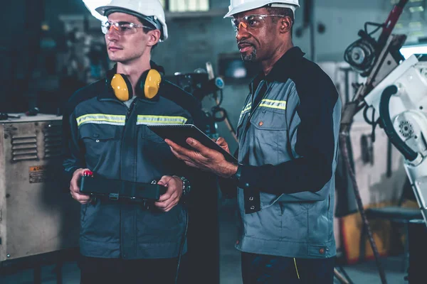 Grupo Trabalhadores Trabalho Fábrica Usando Equipamento Máquina Adepto Uma Oficina — Fotografia de Stock