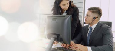 Ofiste çalışan kulaklık takan işadamları uzak müşteri ya da meslektaşlarını desteklemek için çalışıyorlar. Çağrı merkezi, tele pazarlama, müşteri destek acentesi geniş görünümde hizmet sunar .