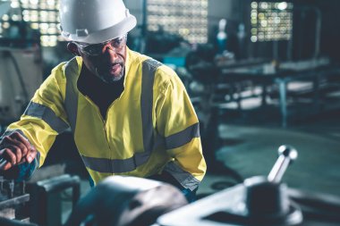 Fabrika işçisi ya da mühendis usta imalat atölyesinde makine işi yapıyor. Endüstriyel insanlar ve üretim konsepti .