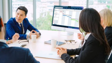 Ekip projesinin zaman çizelgesini gösteren bilgisayar ekranında, modern iş projesi yönetimi için proje planlama yazılımı