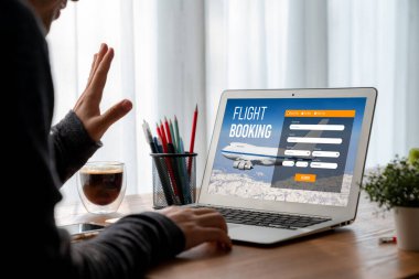 Online uçuş rezervasyon sitesi mod rezervasyon sistemi sağlar. Seyahat teknolojisi kavramı .