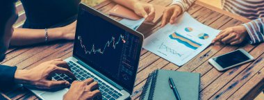 Dahiyane bilgisayar yazılımının borsa veri tablosu analizi. Yatırım uygulaması bilgisayar ekranında borsa grafiğini göster ve ticaret kararını tavsiye et .