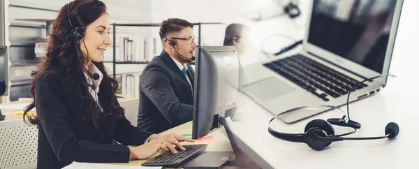 Gente Negocios Que Usa Auriculares Trabajando Oficina Para Apoyar Clientes —  Fotos de Stock