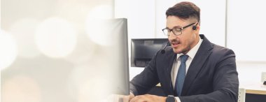 Ofiste çalışan kulaklık takan işadamları uzak müşteri ya da meslektaşlarını desteklemek için çalışıyorlar. Çağrı merkezi, tele pazarlama, müşteri destek acentesi geniş görünümde hizmet sunar .