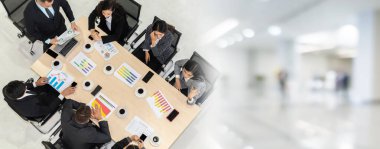 İş adamları grup toplantısı ofiste yukarıdan çekildi. İş kadınları, işadamları ve ofis çalışanları, proje planlama belgesiyle birlikte ekip konferansında çalışıyorlar. .