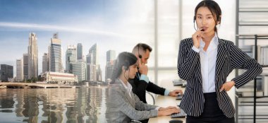 Ofiste çalışan kulaklık takan işadamları uzak müşteri ya da meslektaşlarını desteklemek için çalışıyorlar. Çağrı merkezi, tele pazarlama, müşteri destek acentesi geniş görünümde hizmet sunar .