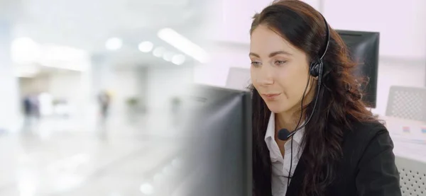 Geschäftsleute Mit Headset Arbeiten Büro Entfernte Kunden Oder Kollegen Unterstützen — Stockfoto