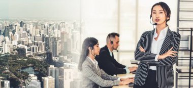 Ofiste çalışan kulaklık takan işadamları uzak müşteri ya da meslektaşlarını desteklemek için çalışıyorlar. Çağrı merkezi, tele pazarlama, müşteri destek acentesi geniş görünümde hizmet sunar .