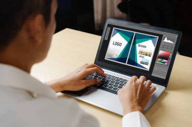 Web sayfasının modern tasarımı ve bilgisayar ekranında gösterilen ticari reklamlar için grafiksel tasarımcı yazılımı