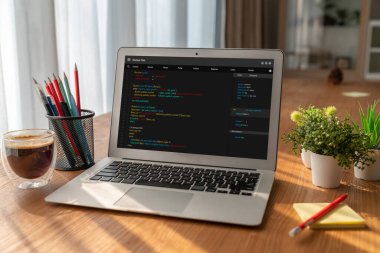 Model uygulama ve program kodlaması için bilgisayar ekranında yazılım geliştirme programlama