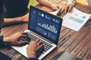 Dahiyane bir bilgisayar yazılımı tarafından yapılan iş verisi analizi. Yatırım uygulaması görüntüleme iş satışları ve kar bilgisayar ekranında ve pazarlama planlama kararı tavsiye .