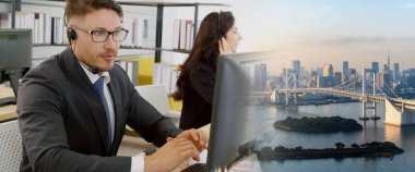 Ofiste çalışan kulaklık takan işadamları uzak müşteri ya da meslektaşlarını desteklemek için çalışıyorlar. Çağrı merkezi, tele pazarlama, müşteri destek acentesi geniş görünümde hizmet sunar .