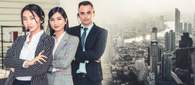 Ofiste çalışan kulaklık takan işadamları uzak müşteri ya da meslektaşlarını desteklemek için çalışıyorlar. Çağrı merkezi, tele pazarlama, müşteri destek acentesi geniş görünümde hizmet sunar .