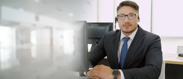 Zakenmensen Met Een Headset Die Kantoor Werken Klanten Collega Afstand — Stockfoto