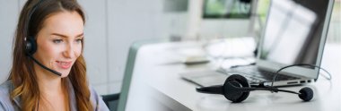 Ofiste çalışan kulaklık takan işadamları uzak müşteri veya meslektaşlarını desteklemek için geniş görüşlü çalışırlar. Çağrı merkezi, tele pazarlama, müşteri destek acentesi telefon görüşmesinde hizmet sağlar.