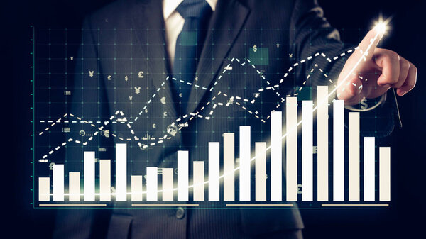 Бизнесмен рисует иллюзорный график финансирования, показывающий, что рост прибыли бизнеса приближается к будущей цели. Превосходное финансовое положение корпоративного бизнеса растет. Финансы и денежные технологии .