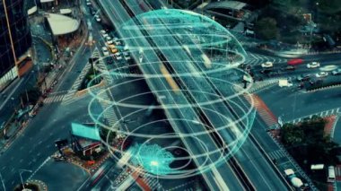 Geleceğin trafik kontrolü için akıllı ulaşım teknolojisi değiştirme konsepti. Sanal akıllı sistem sürücü için şehir caddesindeki araç verilerini bağlamak için sürüş bilgisi analizi yapıyor .