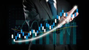 İşadamı, ticari kar artışının gelecekteki hedefe arttığını gösteren imalı bir tablo çizdi. Şirket işlerinin yükselmesi için mükemmel bir mali durum. Finans ve para teknolojisi .