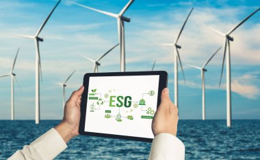 Çevre tasarrufu ve ESG iş konsepti için yeşil iş dönüşümü. İşadamı, çevre dostu yönetime ve alternatif temiz enerji kullanımına yönelik kurumsal bir hedef belirlemek için tablet kullanıyor.