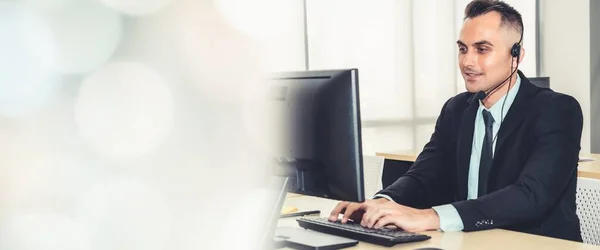 Gente Negocios Que Usa Auriculares Trabajando Oficina Para Apoyar Clientes — Foto de Stock