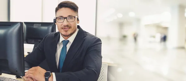 Gente Negocios Que Usa Auriculares Trabajando Oficina Para Apoyar Clientes — Foto de Stock