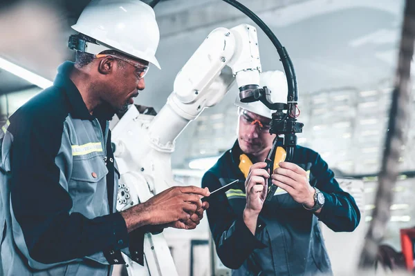 Travailleurs Usine Travaillant Avec Bras Robotisé Compétent Dans Atelier Logiciel — Photo