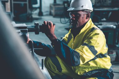 Fabrika işçisi ya da mühendis usta imalat atölyesinde makine işi yapıyor. Endüstriyel insanlar ve üretim konsepti .