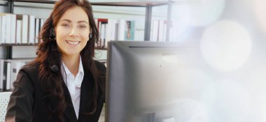 Ofiste çalışan kulaklık takan işadamları uzak müşteri ya da meslektaşlarını desteklemek için çalışıyorlar. Çağrı merkezi, tele pazarlama, müşteri destek acentesi geniş görünümde hizmet sunar .