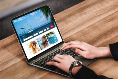 Model arama ve seyahat planlama için internet sitesi uçuş, otel ve tur rezervasyonları için anlaşma ve paket sunuyor