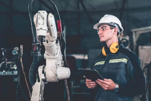 샵에서 로봇팔을 능숙하게 다루는 노동자 기술을 산업용 프로그래밍 소프트웨어 — 스톡 사진