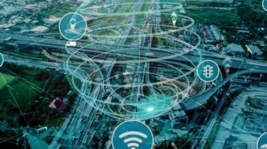 Yeni şehir yolunda gelecek araba trafiği için akıllı ulaşım teknolojisi kavramı. Sanal akıllı sistem, şehir sokaklarındaki araç verilerini birbirine bağlamak için dijital bilgi analizi yapıyor .