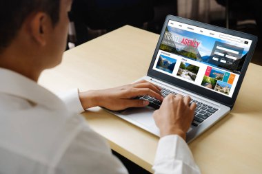 Model arama ve seyahat planlama için internet sitesi uçuş, otel ve tur rezervasyonları için anlaşma ve paket sunuyor