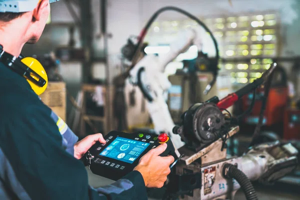 Jeune Ouvrier Usine Travaillant Avec Bras Robotisé Compétent Dans Atelier — Photo