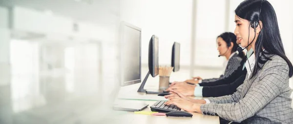 Geschäftsleute Mit Headset Arbeiten Büro Entfernte Kunden Oder Kollegen Unterstützen — Stockfoto