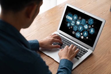 CRM işletme ve işletme için modern bilgisayarda müşteri ilişkileri yönetim sistemi