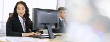 Ofiste çalışan kulaklık takan işadamları uzak müşteri ya da meslektaşlarını desteklemek için çalışıyorlar. Çağrı merkezi, tele pazarlama, müşteri destek acentesi geniş görünümde hizmet sunar .